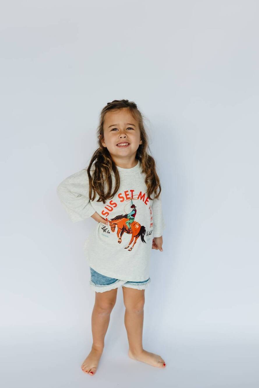 NEW LITTLE TEXAN DESIGN kids' jesus set me free tee in heather grey